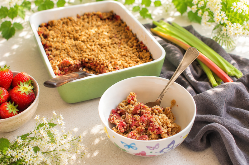 Crumble s rebarborou a jahodami